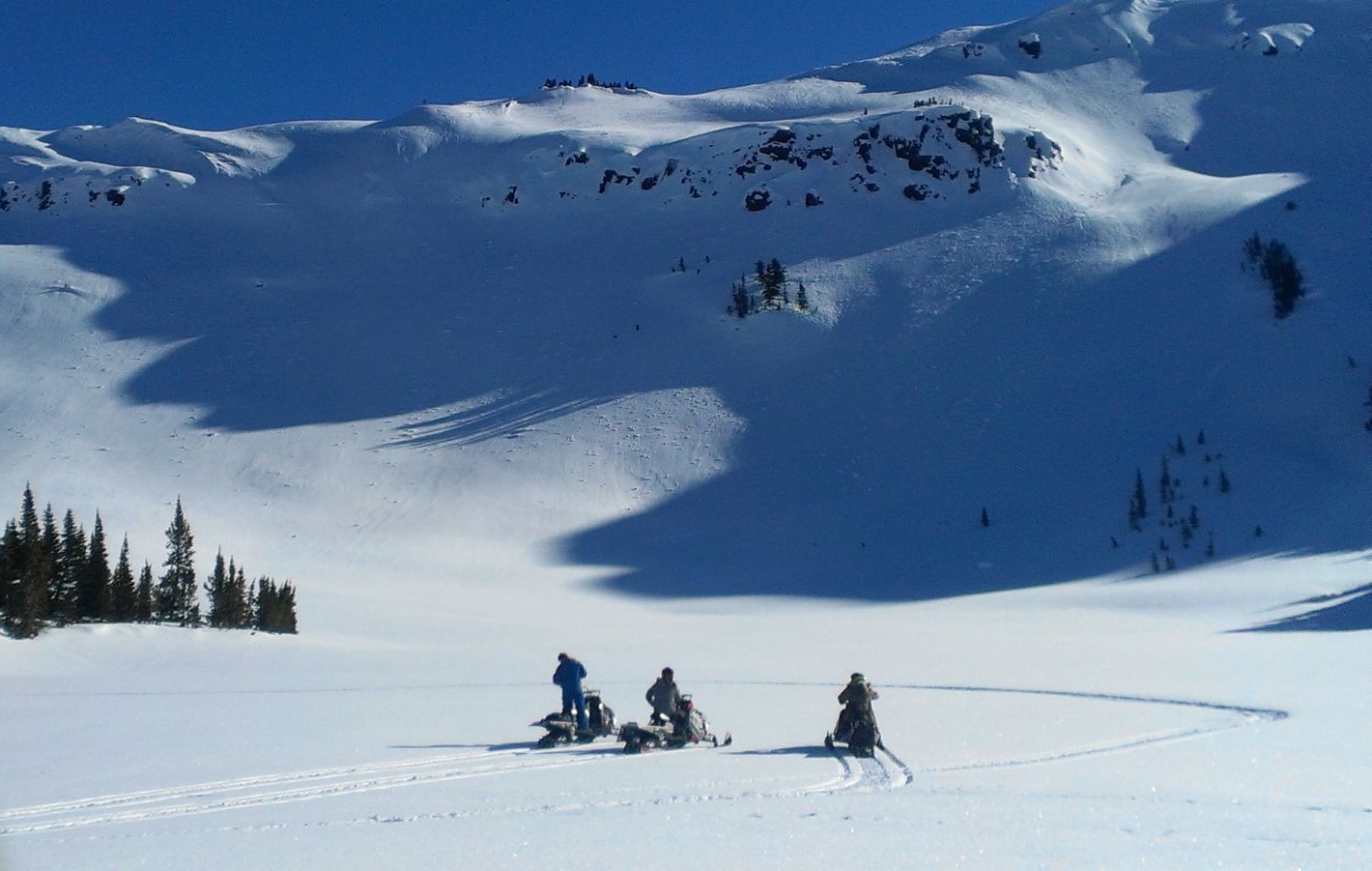 Unberührte Winterlandschaften in den Rainbow Range Mountains